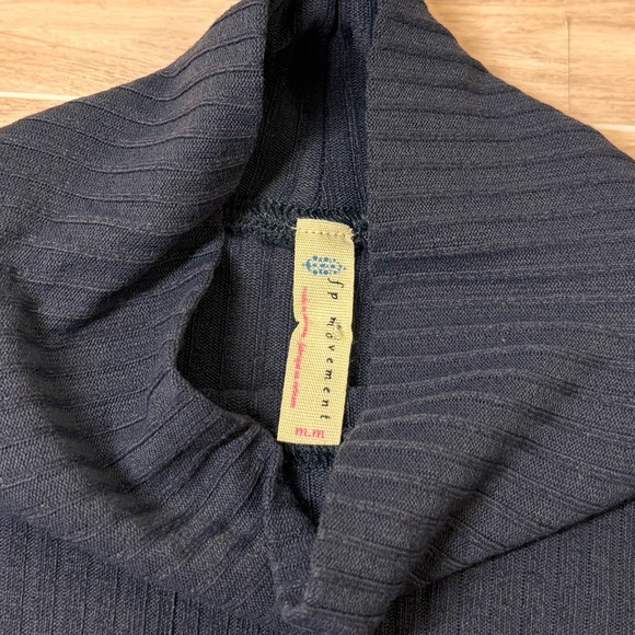 Free People movement Can’t handle this long sleeve crop - Picture 3 of 8